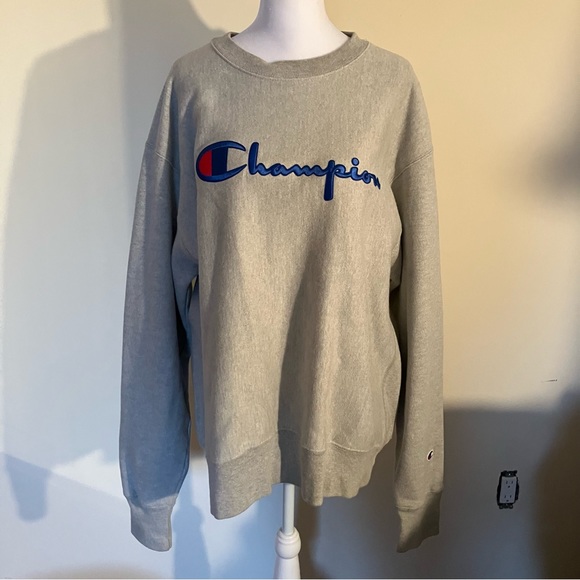 Men’s Grey Champion Logo Crewneck size Large - Picture 1 of 6